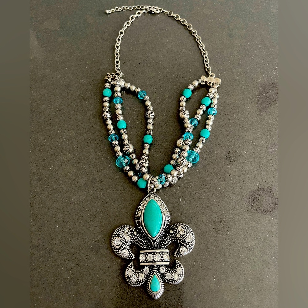 VINTAGE Squash blossom style in silver tone, crystal accents. Possible Howlite?